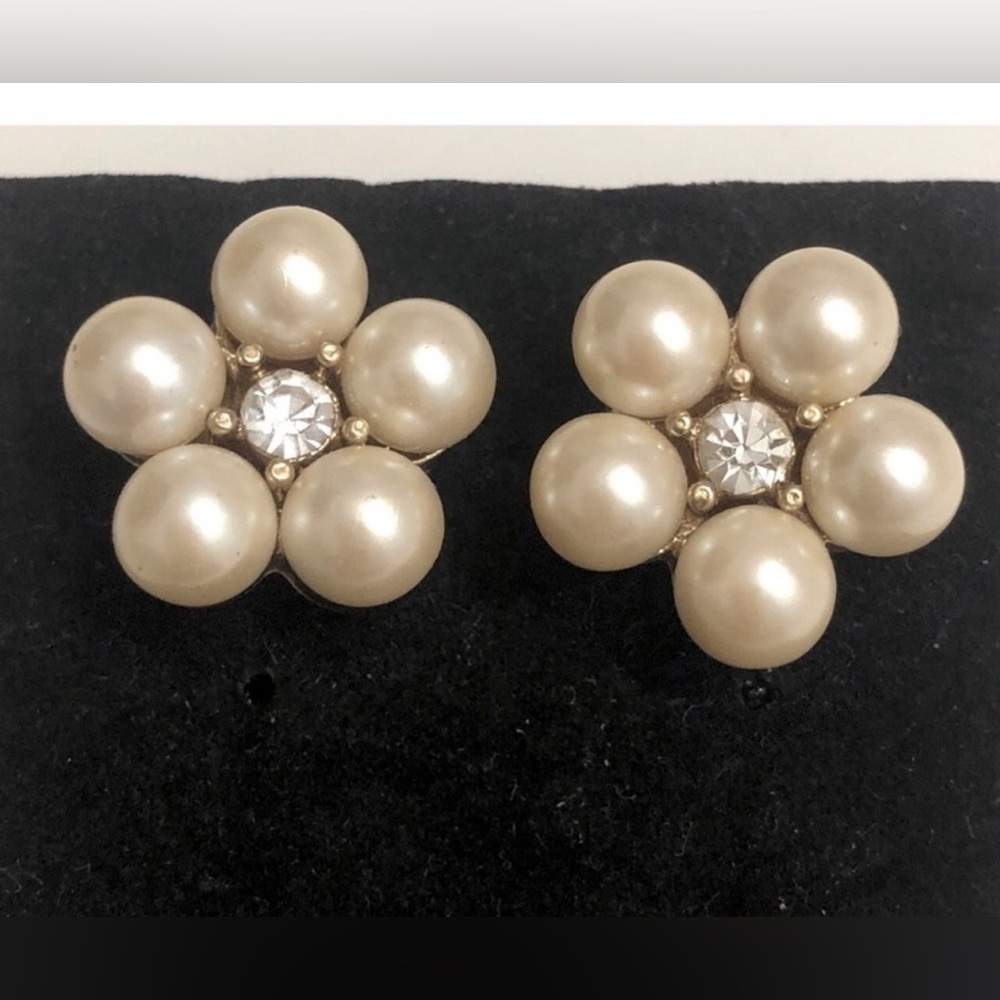 Vintage pearl earrings flower design